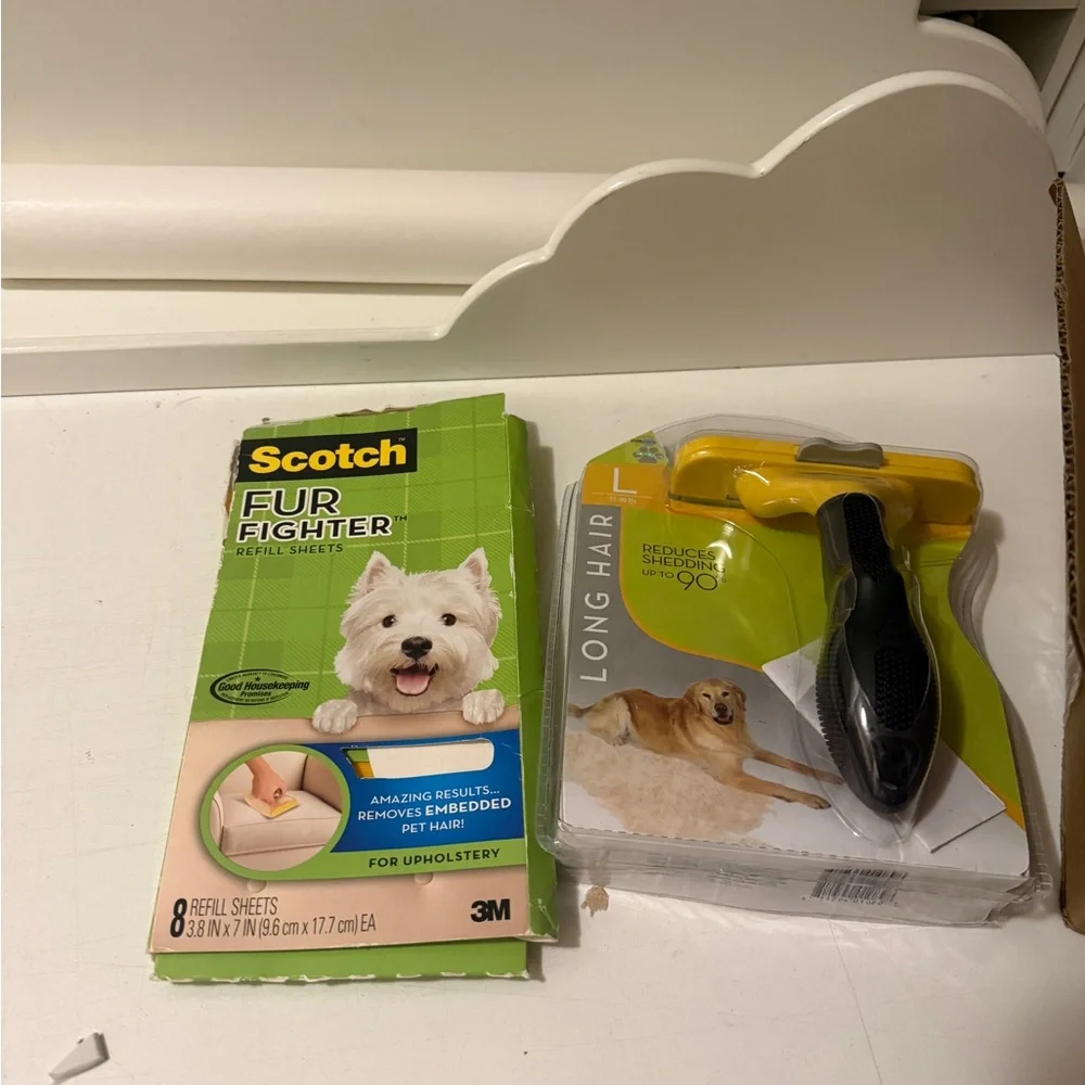 Scotch Fur Fighter Pet Hair Remover Set and box of plastic with a plastic holder